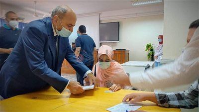 رئيس جامعة المنيا يتابع انتظام تطعيم الطلاب بـ لقاح كورونا | صور