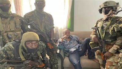 اعتقال رئيس غينيا على يد مجموعة انقلابية وحل الحكومة | صور وفيديو 