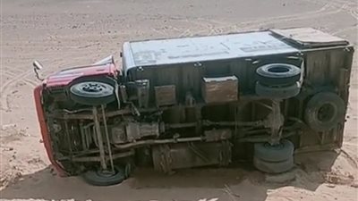 انقلاب سيارة نقل محملة «غسالات» على الطريق الصحراوي بقنا | فيديو