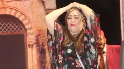 أول ظهور لنهال عنبر في العرض المسرحي لـ زقاق المدق بعد أزمتها الصحية | صور