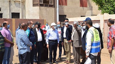 محافظ المنيا يتابع تنفيذ مشروعات حياة كريمة بقرى مركز ملوي