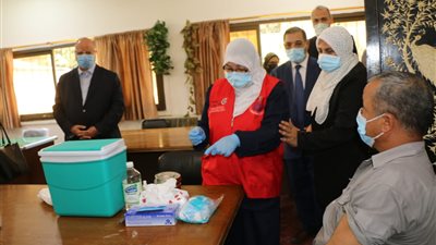 محافظ القاهرة: الانتهاء من تطعيم أكثر من 75 ألف موظف في التعليم بلقاح كورونا