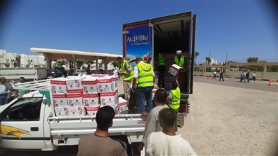 محافظ البحر الأحمر يتفقد قافلة الخير لتقديم المساعدات الغذائية للأسر الأولى بالرعاية | صور