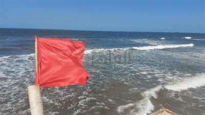 ارتفاع الأمواج يمنع الأهالي من النزول إلى بحر بورسعيد | صور