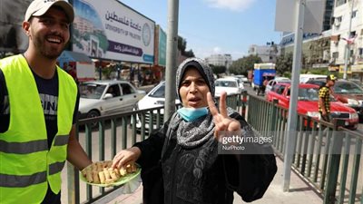 حلوى وشيكولاته.. فلسطينيون يحتفلون بهروب 6 أسرى من سجون الاحتلال │ صور