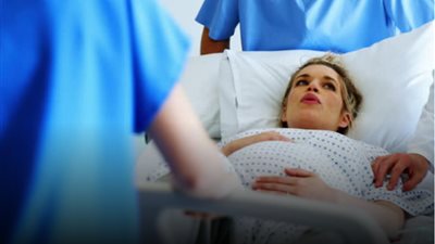 سائلة: ما حكم الولادة لدى طبيب أعزب وربما كانت أخلاقه سيئة؟.. والإفتاء: يجوز لهذا السبب