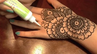 البحوث الإسلامية: الرسم بالحناء على اليدين مستحب للمرأة المتزوجة إن رغب زوجها في ذلك