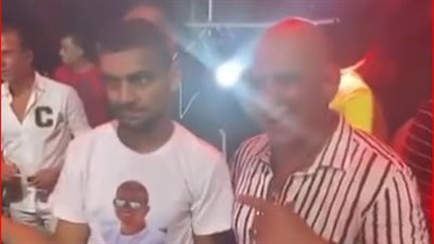 محمد لطفي مع شاب من ذوي الهمم على مسرح حفل الهضبة