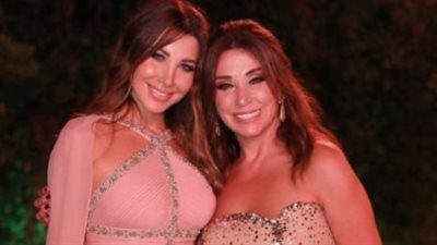 نانسي عجرم بصحبة والدتها خلال حفل زفاف شقيقها