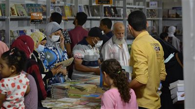 إقبال كبير في اليوم الأول لافتتاح معرض الكتاب الرابع ببورسعيد