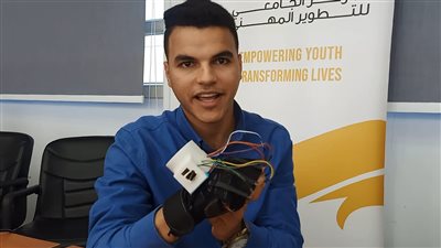 طلاب هندسة المنصورة يخترعون قفازًا يحول الإشارة لصوت لخدمة الصم والبكم | صور