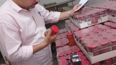 ضبط 9120 لتر خل فاسد وإعدام 150 برطمان صلصة طماطم غير صالحة للاستهلاك الآدمى بشبين القناطر 