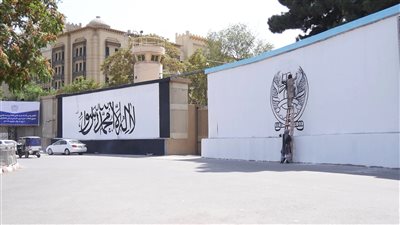 طالبان تضع شعارها على جدران السفارة الأمريكية.. واحتجاجات في كابول على التغييرات