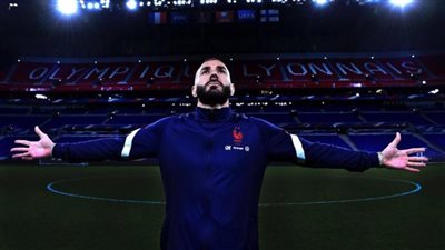 ليون يحسم شائعات عودة بنزيما لصفوف الفريق الفرنسي