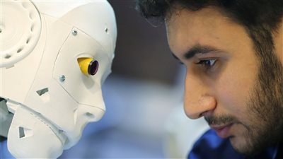  محمود الكومي مخترع مصري في طريقه للعالمية.. فاز بجائزة جنيف وصمم روبوت لاستخراج الماء من الهواء