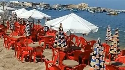خاوي على مظلاته.. شاطئ أبو العباس بالإسكندرية دون مصطافين 