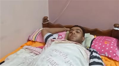 يتيم الأب ويعول أمه.. مواطن يستغيث بـ السيسي بعد إصابة نجل شقيقه بشلل نصفي في أسوان 