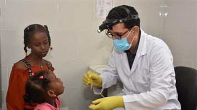  جامعة عين شمس: إقبال كثيف من أهالي مدن حلايب والشلاتين على عيادات القافلة الطبية المجانية