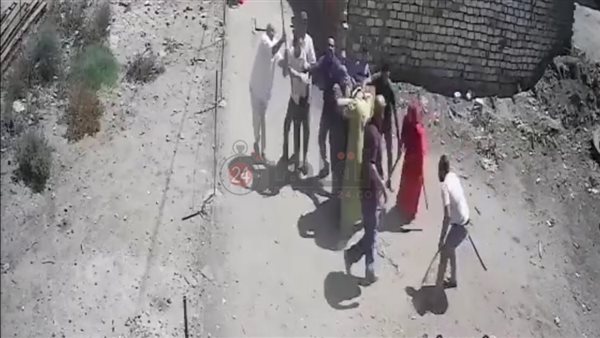 7 أشخاص يعتدون على