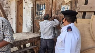 غلق وتشميع 34 محلًا دون ترخيص و4 مراكز للدروس الخصوصية بالبحيرة | صور 