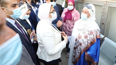 وزيرة الصحة تحث طلاب جامعة القاهرة على نقل تجربتهم لزملائهم في تلقي اللقاح
