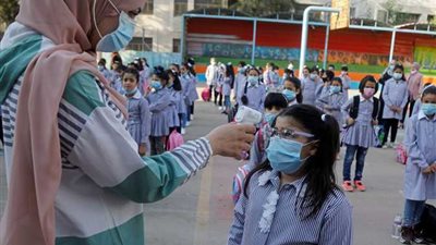 بالكمامة والكحول.. استعدادات أولياء الأمور لاستقبال العام الدراسي الجديد