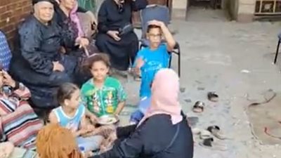 منزل آيل للسقوط بمساكن زينهم يتسبب في تشريد 11 أسرة.. والأهالي: بنام في الشارع