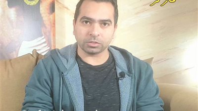 بكاميرا موبايل وقناة على يوتيوب.. سيف مذيع توك شو محترف | صور وفيديو