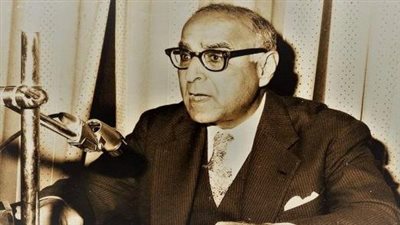 لماذا أُطلق على زكي نجيب محمود لقب أديب الفلاسفة؟