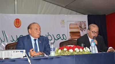 محافظ بورسعيد يشهد ندوة اللواء سمير فراج بمعرض الكتاب الدولي | صور 