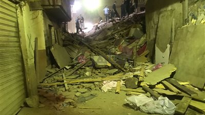 أمن القليوبية يكثف جهوده للعثور على جثمان سيدة أسفل انقاض عقار شبرا الخيمة المنهار 