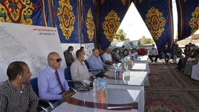 محافظ أسيوط يشهد اللقاء الجماهيري بقرية دشلوط لشرح المشروعات الجاري تنفيذها 