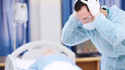 بعد إيمان الحصري.. علماء دين يكشفون رؤية الشرع للخطأ الطبي ومسؤوليات الطبيب المتعثر