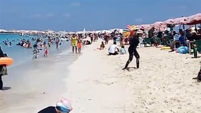 رغم اقتراب المدارس.. شواطئ مطروح تشهد إقبالًا كبيرًا من المصطافين