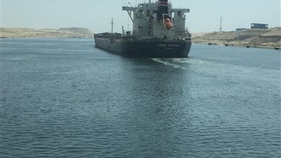 بعد الدفع بقاطرتين.. ننشر الصور الأولى لـ تعويم السفينة الجانحة بـ قناة السويس
