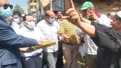 توزيع ورود وشيكولاتة على المواطنين بالشرقية احتفالًا بالعيد القومي | صور