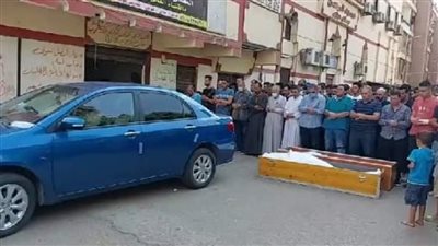 العشرات يؤدون صلاة الجنازة على ضحايا عقار شبرا المنهار