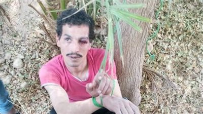 تلقين حرامي علقة ساخنة بعد سرقته 150 ألف جنيه من شخص فى قنا