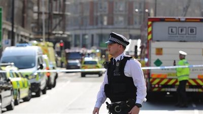 شاب يهاجم محطة وقود ويحتجز عددا من الرهائن في بريطانيا