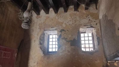الآثار تستمر في ترميم سقف الدور الثاني بمنزل طبق الأثري