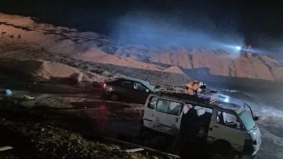 مصرع 4 أشخاص وإصابة 12 آخرين.. ارتفاع ضحايا انقلاب ميكروباص بسوهاج | أسماء