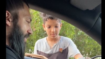 الطفل محمد يبدع في الغناء وأصبح حديث مواقع التواصل بعد مقلب الساحر كريس المصري