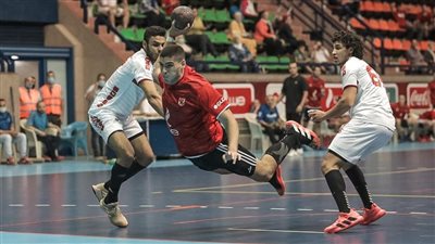 الأهلي يقتنص تعادلًا ثمينًا أمام الزمالك في بطولة دوري اليد