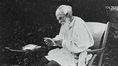 تولستوي.. إقطاعي دافع عن الفلاحين ونادى بالمحبة والمساواة