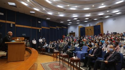 وزير النقل يعقد اجتماعًا موسعًا مع عمال هيئة ميناء دمياط │ صور