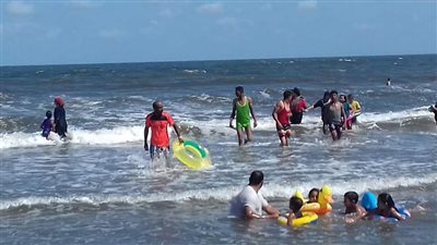 إنقاذ 5 مصطافين من الغرق على شاطئ بورسعيد | صور