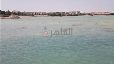 عودة منسوب المياه لطبيعته بشواطئ الغردقة بعد ارتفاع المد 