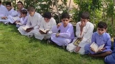 أطفال قرية أبو رقبة بالمنوفية يودعون محمود العربي بتلاوة القرآن على قبره