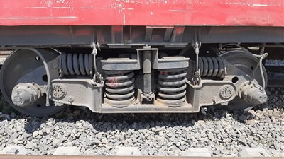 السكة الحديد ترفع عربات قطار النوم بعد خروجها عن القضبان بمحطة مصر برمسيس 