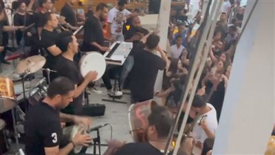 مبنعطلش.. عمر كمال يحيي أولى حفلاته الغنائية بالفرقة الموسيقية في الساحل الشمالي